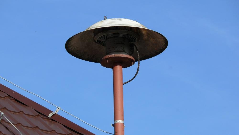 Eine Warnsirene aufgebaut auf einem braunen Dach.