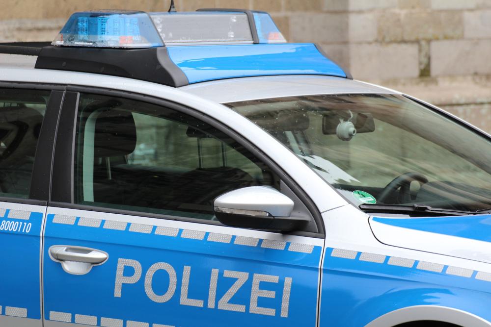 Verlorene Ladung löst Unfall aus – Lkw flüchtig
