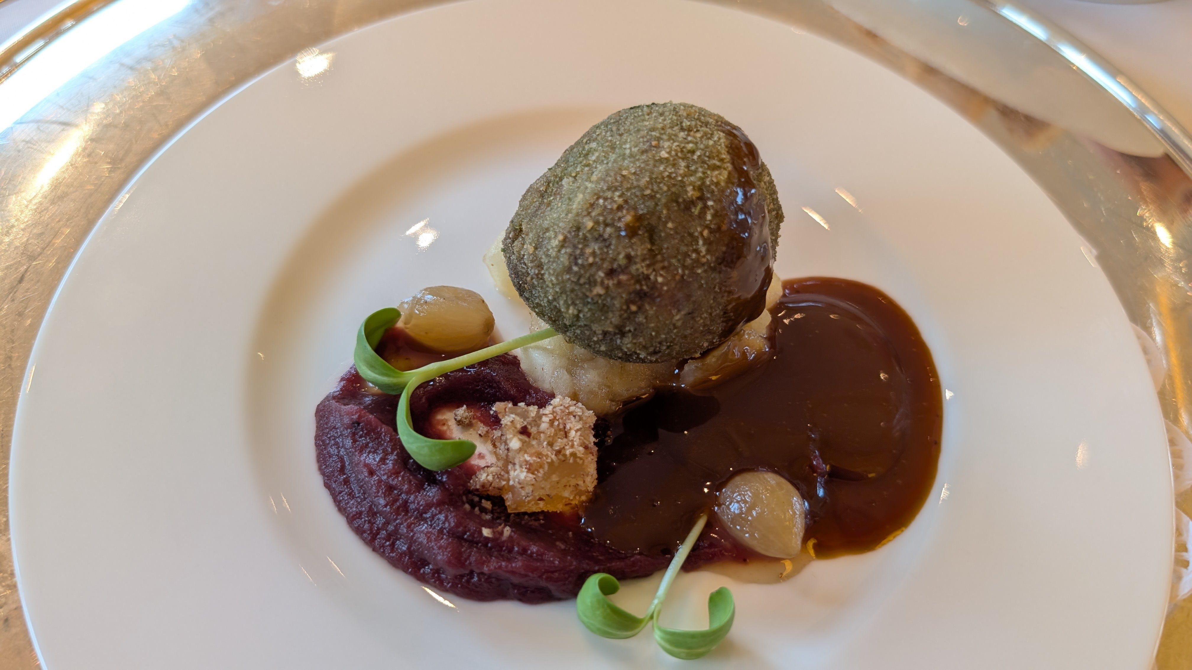 Erster Gang der Tour in Schleswig: Praline vom Reh mit Portwein und der Apfelsorte Goldparmäne.