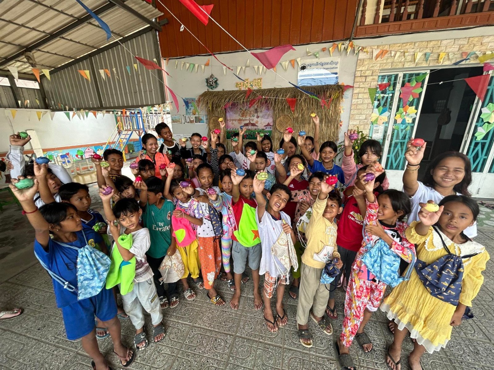 Ein Gruppenfoto von allen Kindern bei AP.