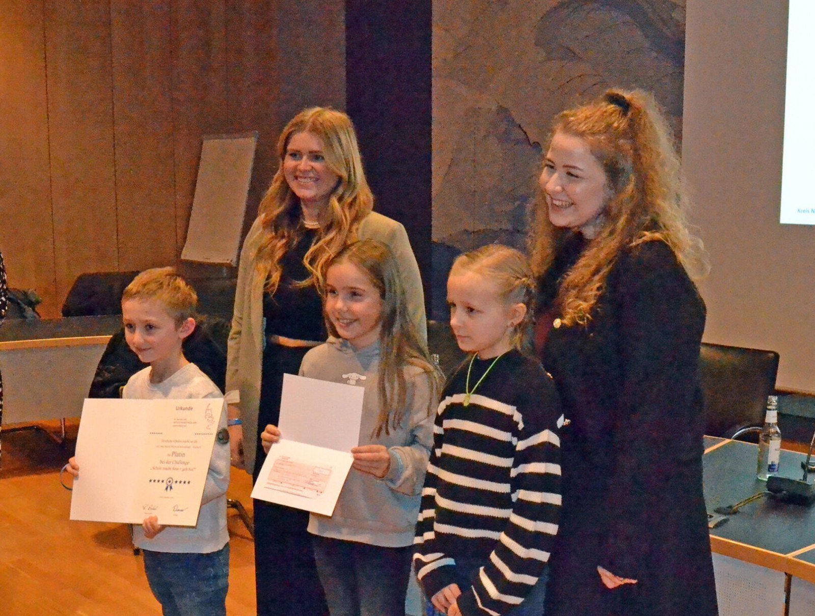 Die Schüler der Lütt Dörp School Witzwort bekamen eine Platin-Urkunde und ein Preisgeld für ihr Projekt überreicht.
