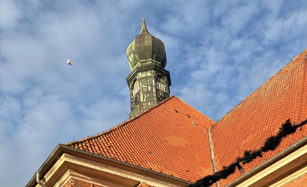 Blick über die Eider: Geld für Wesselburener Kirche