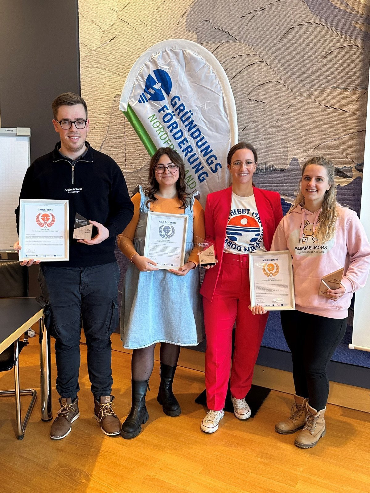 Sieger Gründungscamp 2023 – v.l.: Lasse Petersen (3. Platz), Cindy Jacobsen und Pia Carstensen (2. Platz), Merle Techow (1. Platz)
