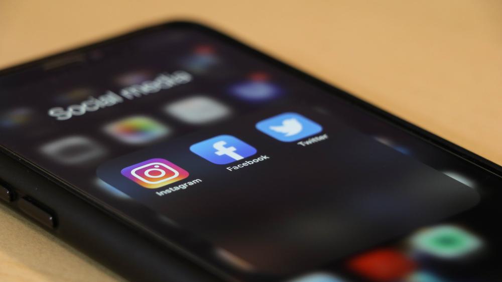 Ein Smartphone mit den Apps Instagram, Facebook und Twitter.