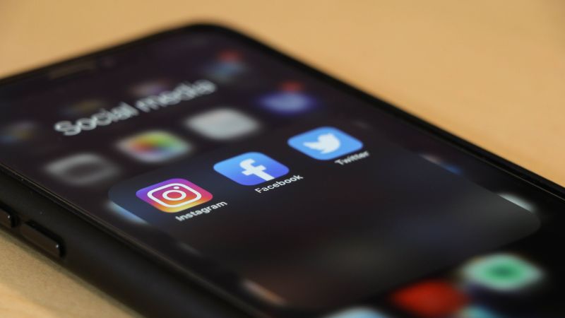 Ein Smartphone mit den Apps Instagram, Facebook und Twitter.
