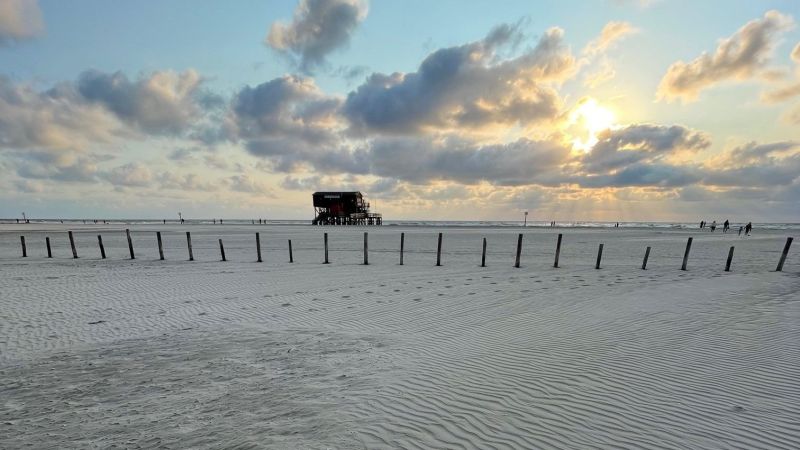 Strand mit Pfahlbau in St. Peter-Ording