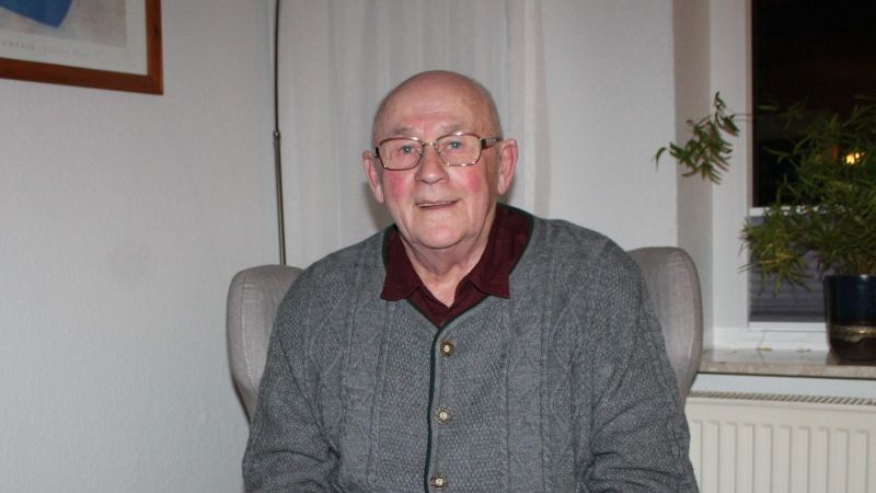 Thomas Jochimsen wurde hält einen Preis der Stadt Tönning in der Hand.