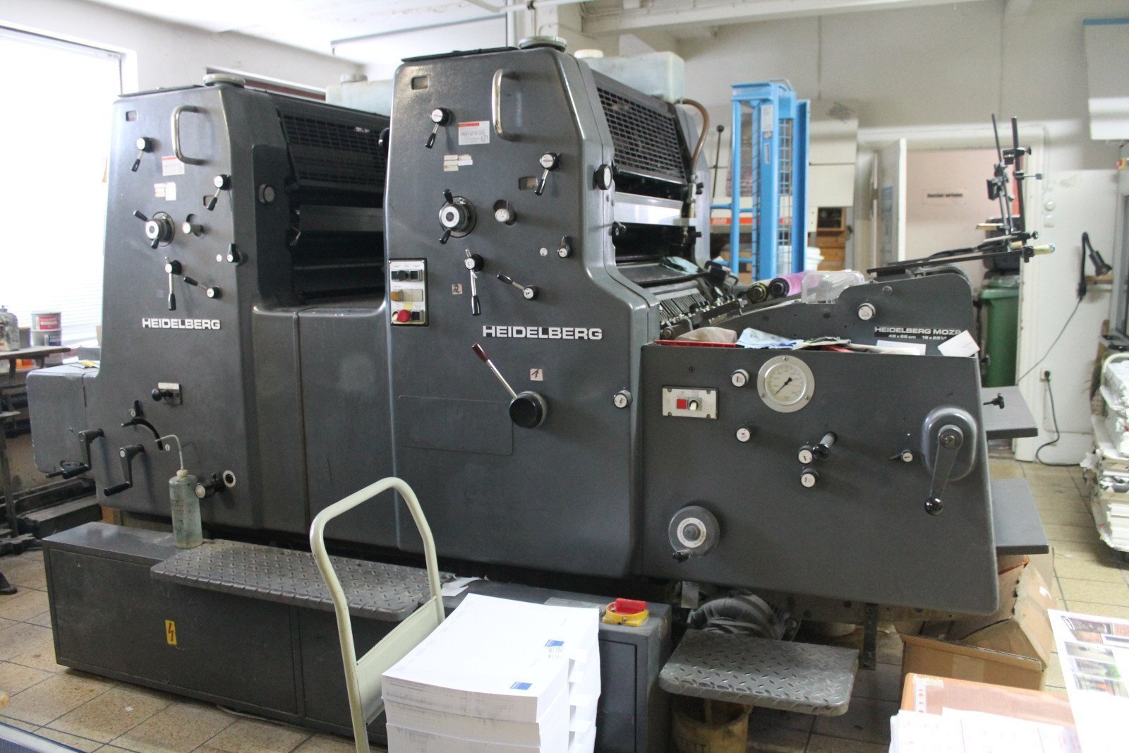 Diese große Druckmaschine konnte nur mittels eines Mauerdurchbruchs in die Druckerei gelangen. Zunächst musste ein Kran sie allerdings über ein Nachbarhaus heben.