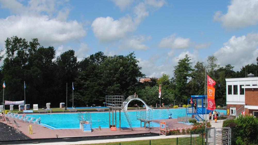 Kostenloses Abbaden und Hundeschwimmen im Tönninger Meerwasser-Freibad