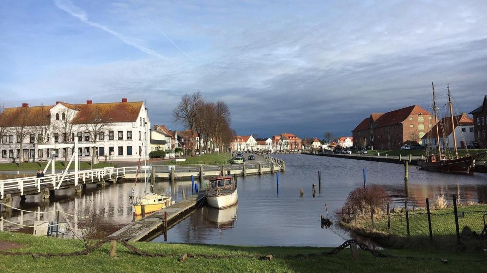 Der Tönninger Hafen, im Hintergrund norddeutsche Gebäude.