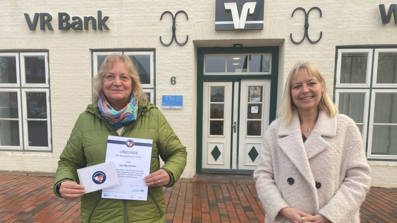 Zwei Frauen stehen lächelnd vor der Tönninger VR-Bank