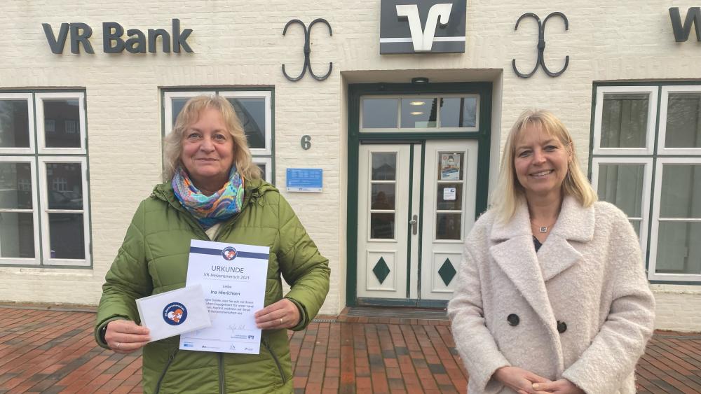 Zwei Frauen stehen lächelnd vor der Tönninger VR-Bank