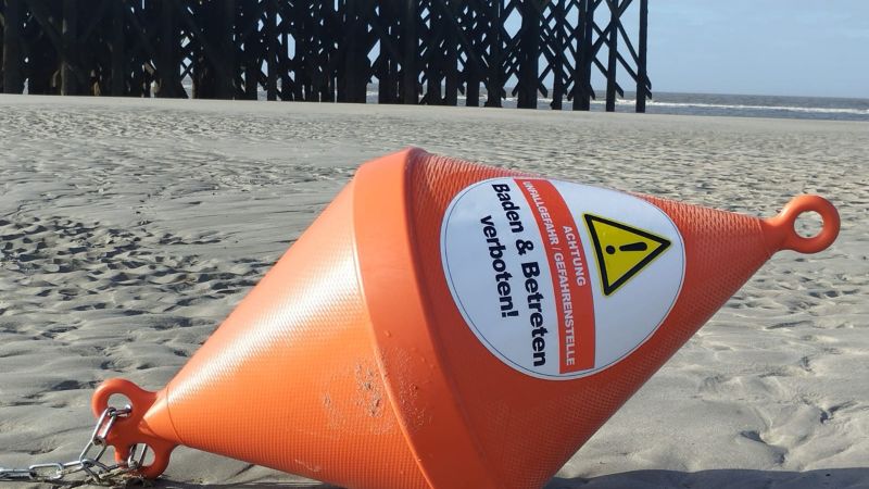 Rote Warnboje rund um die Strandbar 54°Nord am Ordinger Strand in St. Peter-Ording
