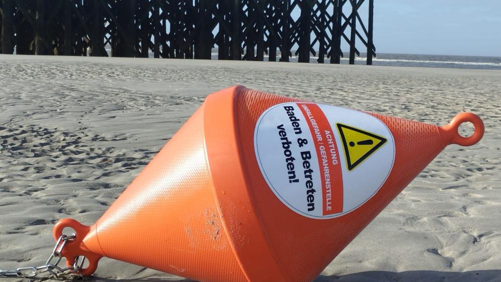 Rote Warnboje rund um die Strandbar 54°Nord am Ordinger Strand in St. Peter-Ording