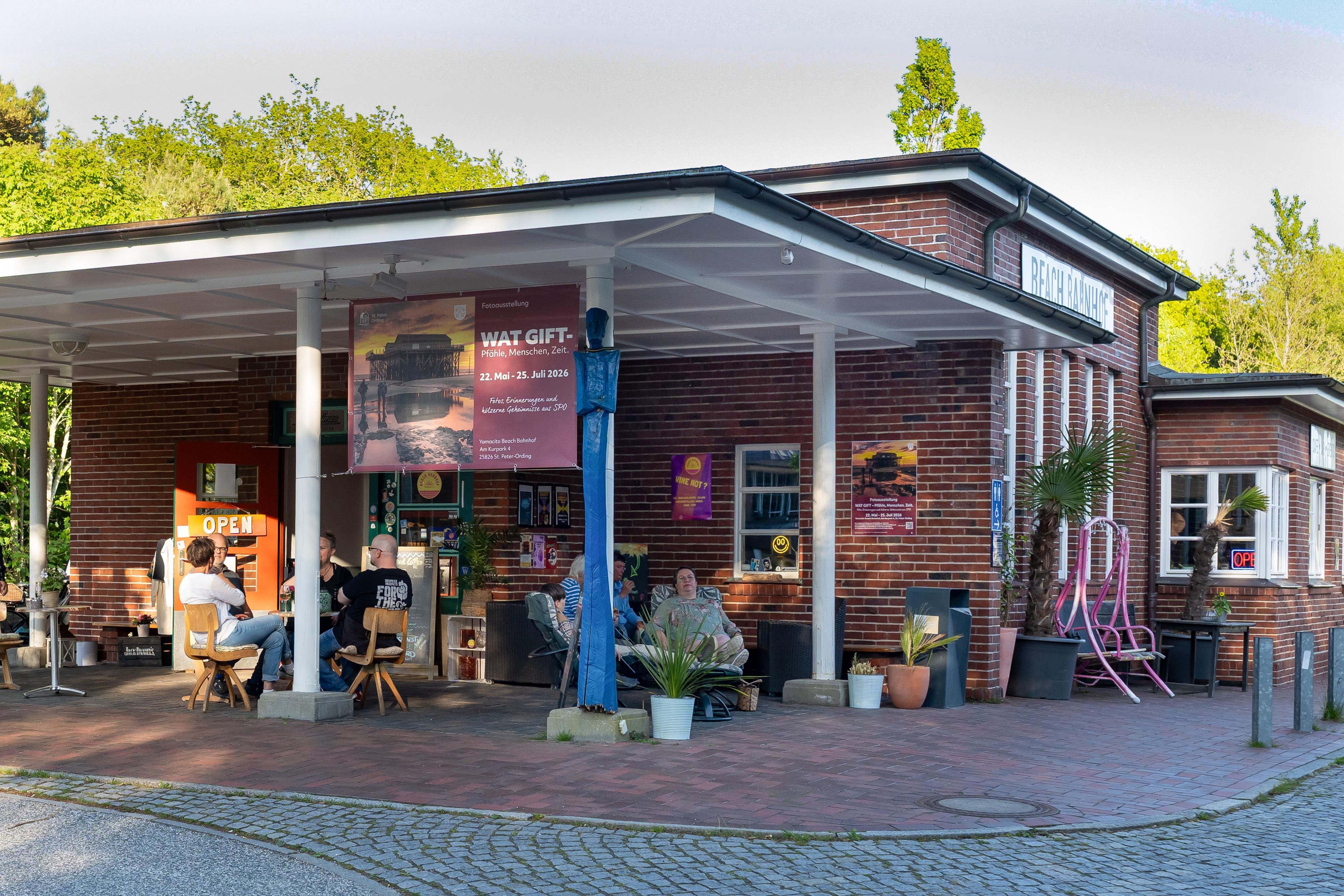 Die Ausstellung „WAT GIFT – Pfähle. Menschen. Zeit.“ ist im Yamacito Beach Bahnhof zu sehen.