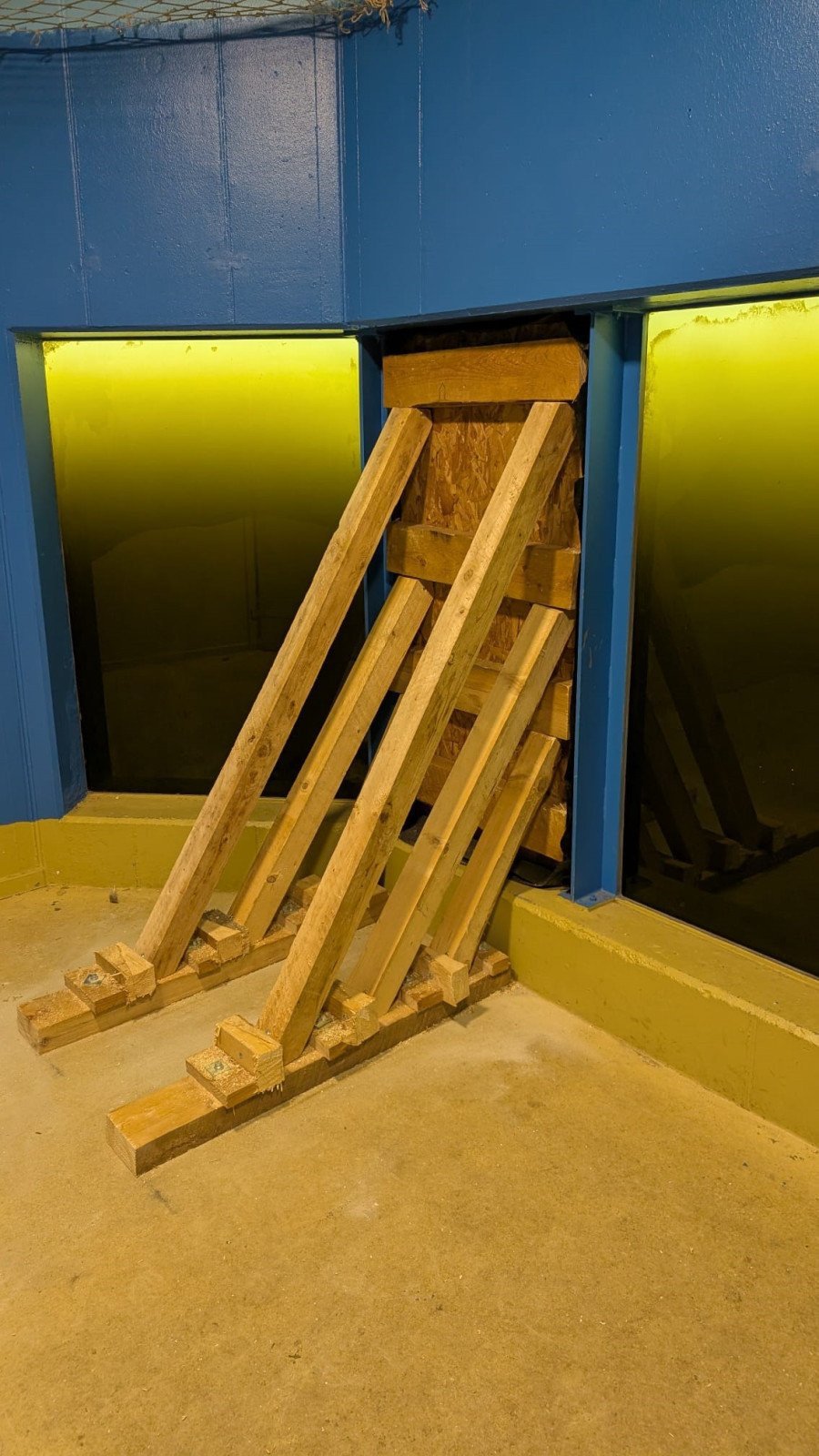 Mit einer Holzkonstruktion wurde die Schadensstelle gesichert.